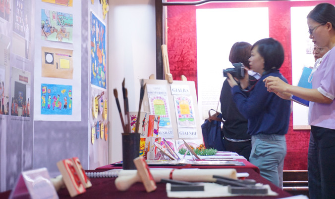 “Giáo cụ” trong chương trình đưa học sinh tìm hiểu di sản Văn Miếu Quốc Tử Giám. Ảnh: Nguyên Khánh.