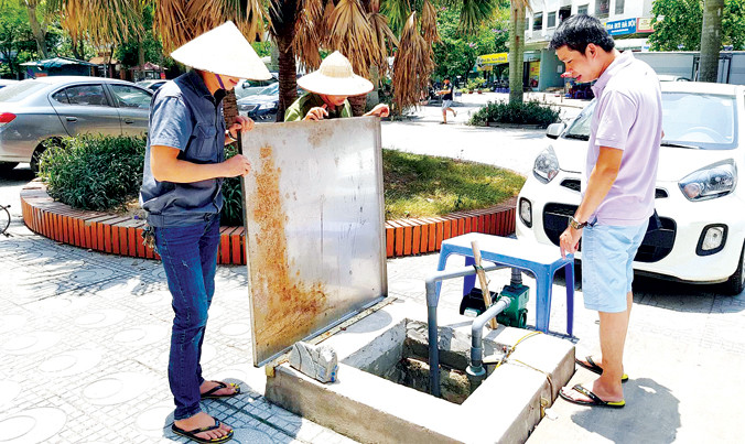 Bể chứa nước ngầm ở khu chung cư cạn kiệt. Ảnh: PV.