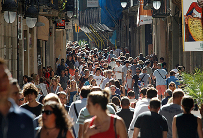 Barcelona tràn ngập du khách.