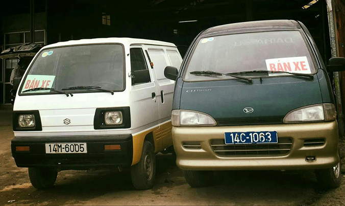 Xe biển xanh được rao bán công khai trên Quốc lộ.