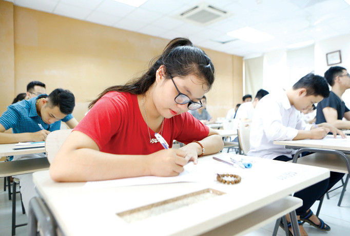 Thí sinh làm bài thi tốt nghiệp THPT quốc gia 2017. Ảnh: Như Ý.