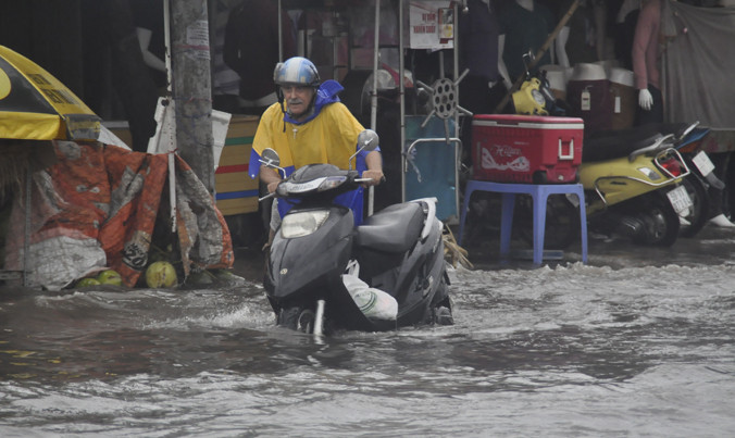 Người nước ngoài dẫn xe vượt qua đoạn đường Hồ Ngọc Lãm (quận Bình Tân). Ảnh: Văn Minh.
