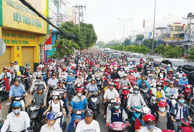 Kẹt xe nghiêm trọng do xe máy tăng đột biến ở TPHCM. Ảnh: Huy Thịnh.