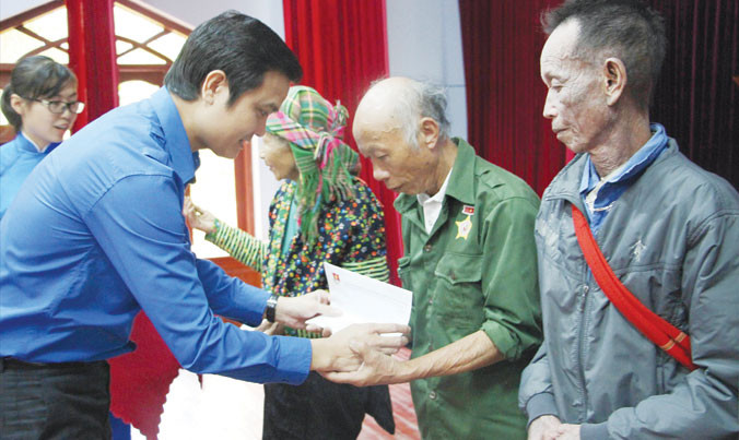 Bí thư T.Ư Đoàn Bùi Quang Huy tặng sổ tiết kiệm cho các cựu TNXP có hoàn cảnh khó khăn. Ảnh: Q.L.