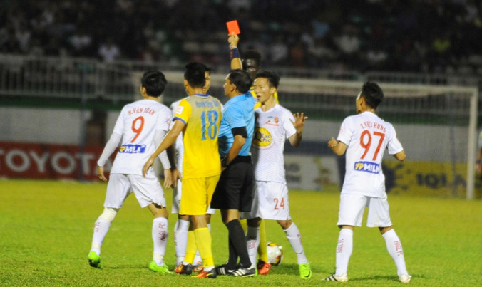 Văn Toàn (bìa trái) dính chấn thương dai dẳng trong trận gặp FLC Thanh Hóa ngày 8/4. Ảnh: VSI.