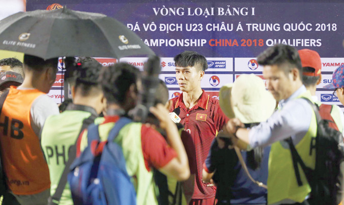 Công Phượng (giữa) trong vòng vây báo chí sau trận thắng U22 Timor Leste. Ảnh: VSI.