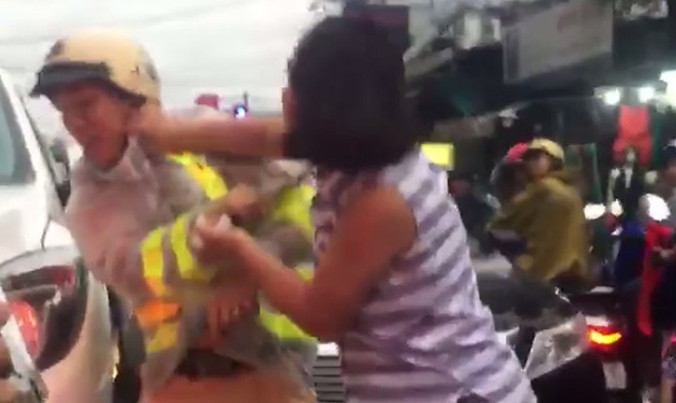 Hình ảnh bà Trịnh Thị Thùy Dương văng lời thô tục với cảnh sát giao thông.