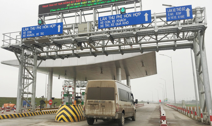 Sau khi bị chủ xe quây kín, sáng 16/3 trạm thu phí BOT Tam Nông đã thông xe trở lại và không còn thu phí.