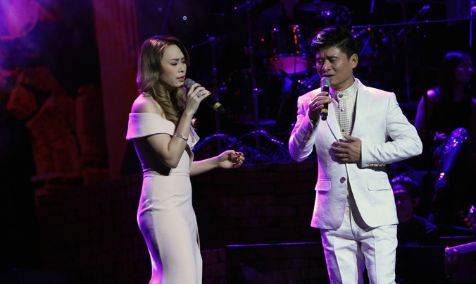 Tấn Minh và Mỹ Tâm song ca “Ướt mi” trong đêm “Ru em”. Ảnh: N.M.Hà.