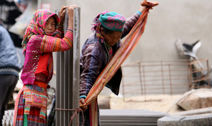 Nhiều vùng khó khăn vẫn sử dụng tấm lợp có chứa amiăng trắng. Ảnh: Như Ý.