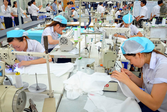 Mức sống tối thiểu của người lao động chưa được cải thiện do phải đóng nhiều loại phí cao. Ảnh: Quỳnh Nga.