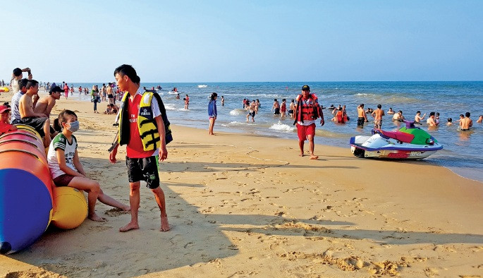 Du khách đổ về Quảng Bình tắm biển. Ảnh: Hoàng Nam.