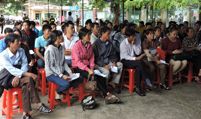 Rất đông bị hại và người có quyền lợi nghĩa vụ liên quan đến dự tòa.