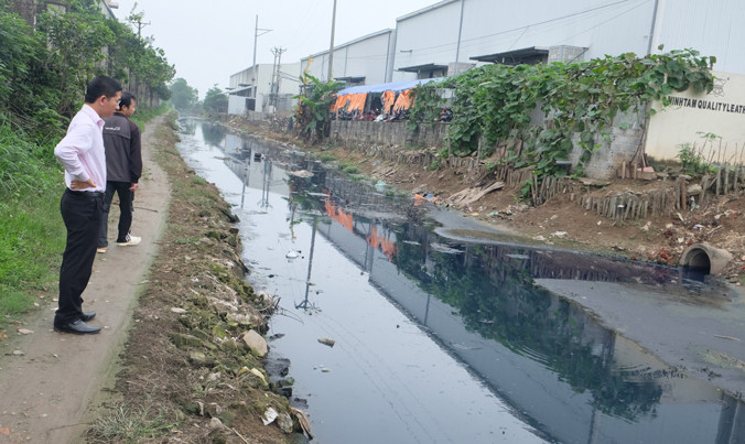 Một đoạn mương bị ô nhiễm ở Di Trạch, Hoài Đức (Hà Nội). Ảnh: P.V.