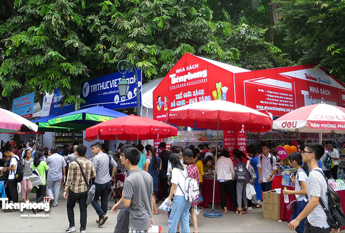 Bên cạnh phần trưng bày sách, hàng nghìn người vẫn tập trung đổ về các gian hàng tại hội chợ. Ảnh: Mạnh Thắng.