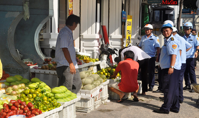 Xử phạt người chiếm vỉa hè làm nơi buôn bán.