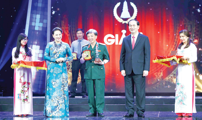 Báo chí chủ động đấu tranh phòng chống tham nhũng, lãng phí