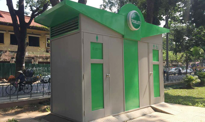 Nhà vệ sinh công cộng tại vườn hoa Yersin. Ảnh: T.H.