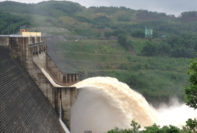 Nhiều người lo ngại việc xả lũ của hồ thủy điện nếu không phối hợp chặt chẽ với địa phương sẽ gây thiệt hại đến sản xuất của người dân hạ du. Trong ảnh Hồ thủy điện Sông Tranh 2 vận hành điều tiết xả lũ.