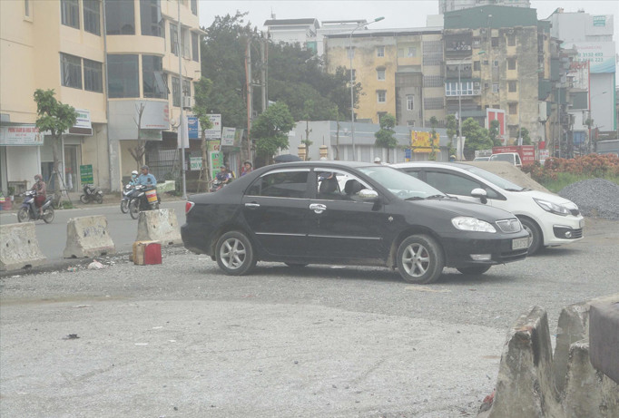 Khoảng trống trên đường thành nơi đỗ ô tô