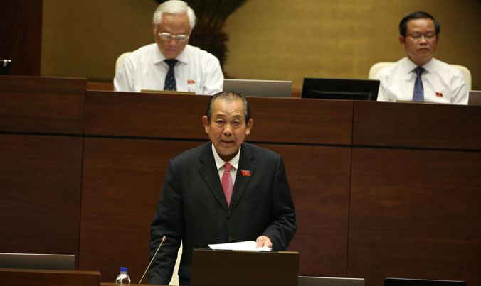 Phó Thủ tướng Thường trực Trương Hòa Bình trả lời chất vấn chiều 15/6. Ảnh Như Ý.