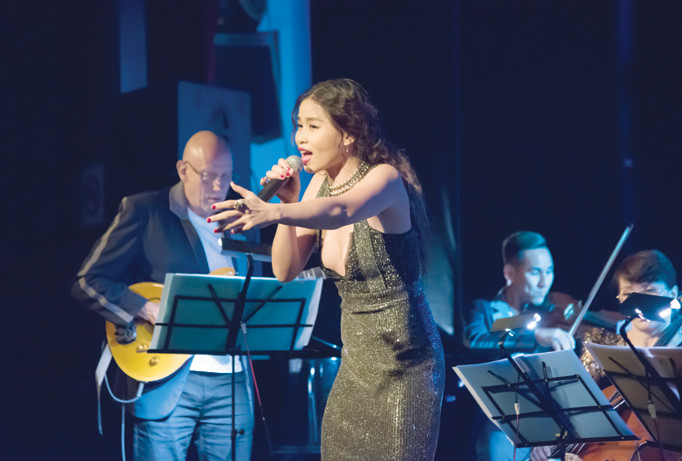 Ca sĩ Đồng Lan hát cùng ban nhạc.