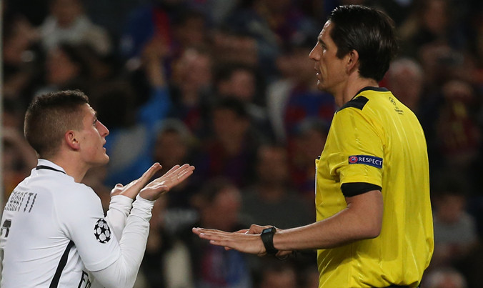 Cầu thủ PSG phản ứng với quyết định thổi phạt của trọng tài Aytekin trong trận PSG thua Barca 1-6. Ảnh: GETTY IMAGES.