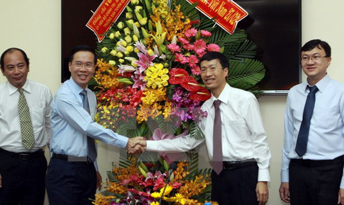 Trưởng Ban Tuyên giáo Trung ương Võ Văn Thưởng đến thăm, chúc mừng tập thể lãnh đạo, thầy thuốc, nhân viên y tế Viện Pasteur TPHCM. Ảnh: TTXVN.