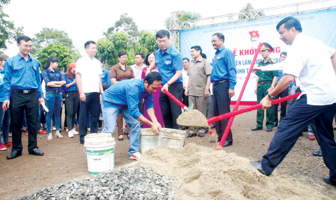 Khởi công công trình thanh niên tại buôn Cuôr Đăng B. Ảnh: PV.