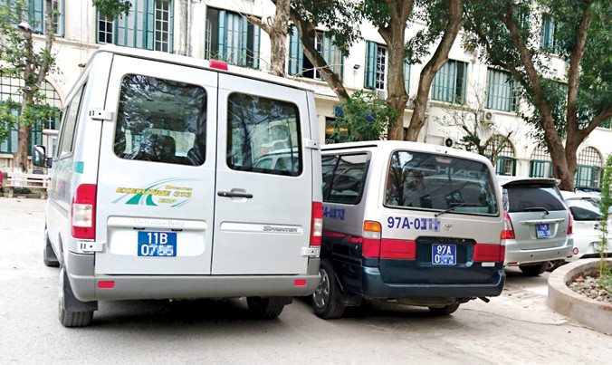 Nhiều xe công thanh lý chưa bị thu hồi biển xanh. Ảnh minh họa: Phạm Thanh.