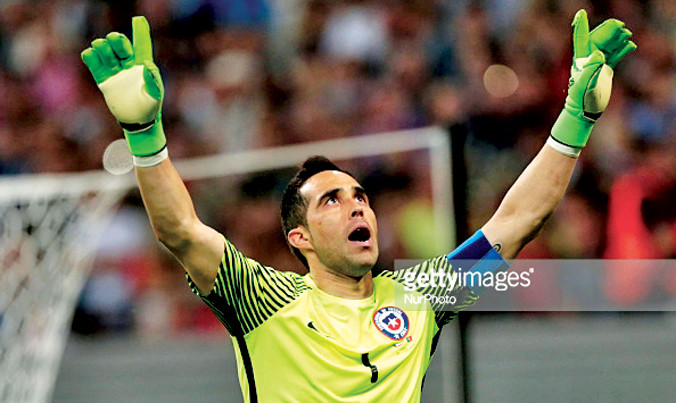 Thủ thành Bravo ăn mừng thắng lợi vào chung kết Confederations Cup. Ảnh: GETTY IMAGES.