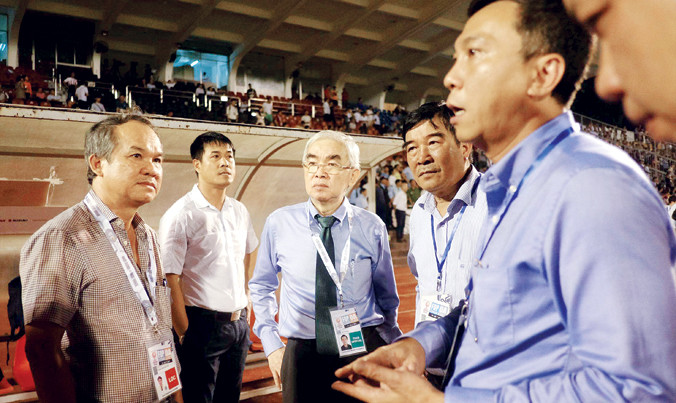 Bầu Đức (trái) cùng lãnh đạo VFF xuống sân động viên thày trò HLV Hữu Thắng sau trận đấu với U23 Hàn Quốc. Ảnh: VSI.