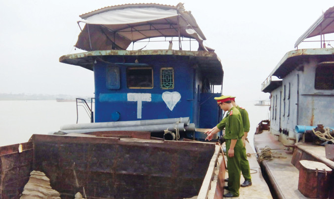 Dự án nạo vét kết hợp tận thu cát bị buông lỏng từ khâu lập dự án đến khâu kiểm soát thực hiện (Trong ảnh, một tàu cát khai thác cát trái phép bị bắt giữ tại Ba Vì - Hà Nội). Ảnh: Minh Đức.