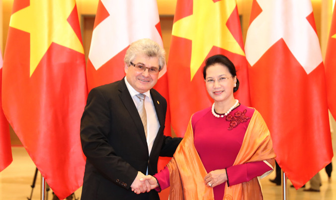 Chủ tịch Quốc hội Nguyễn Thị Kim Ngân đón Chủ tịch Thượng viện Thụy Sĩ Ivo Bischofberger. Ảnh: TTXVN