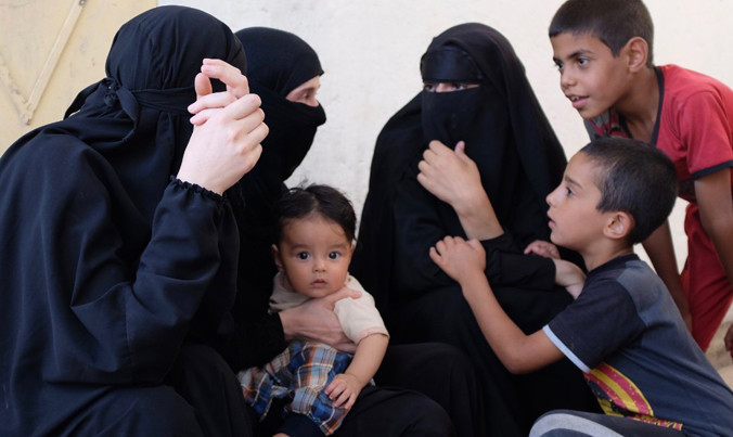 Vợ những chiến binh IS đang sống vật vờ cùng con thơ trong trại tị nạn ở Ain Issaa, Syria. Ảnh: CNN.