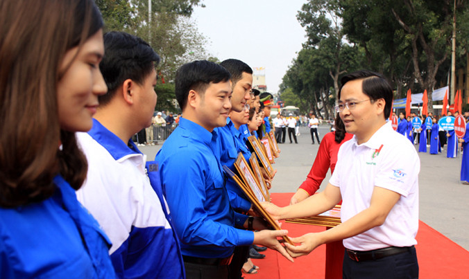 Bí thư T.Ư Đoàn Nguyễn Anh Tuấn trao tặng Bằng khen cho các đơn vị xuất sắc của Thành Đoàn Hà Nội trong Tháng Thanh niên. Ảnh: Vương Đức.