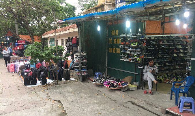 Nhiều ki ốt chợ tạm vẫn hoạt động.