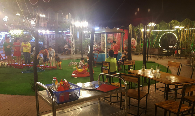 Trẻ em ở phường Trung Hòa (Cầu Giấy) chơi trong “Vườn Bia Phúc Thanh Garden”.