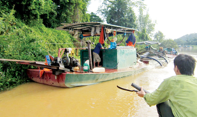 Kiểm lâm Vườn Quốc gia Cát Tiên bắt ghe khai thác cát trái phép.