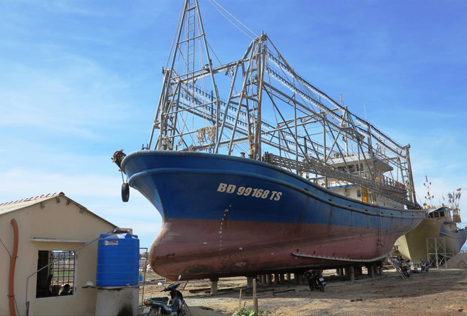 Các tàu thép bị hư hỏng đang được các cơ sở đóng tàu sửa chữa, khắc phục.