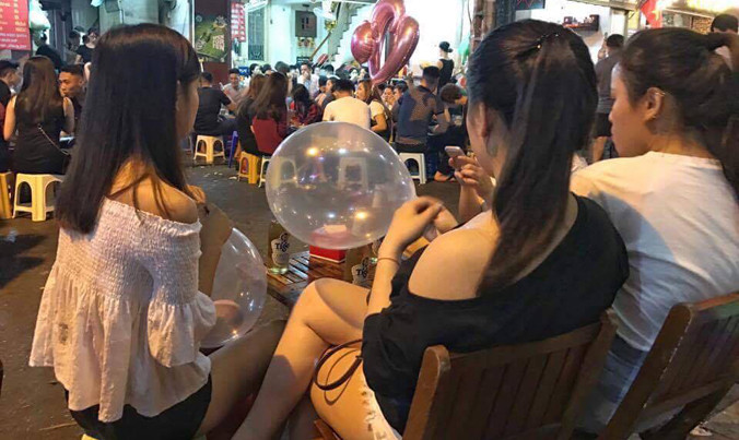 Nhiều bạn trẻ sử dụng "bóng cười" trên phố Lương Ngọc Quyến.