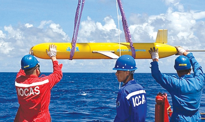 Một tàu lặn Trung Quốc đang được thả xuống biển để thu thập dữ liệu về tàu ngầm. Ảnh: SMCP.