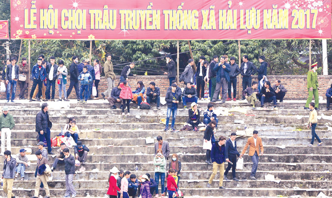 Du khách xả rác trên khán đài sau khi xem chọi trâu ở Vĩnh Phúc. Ảnh: Hồng Vĩnh.