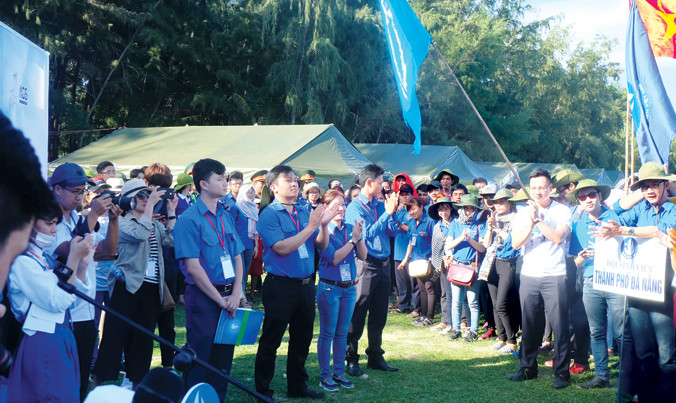 Trong ngày đầu trên đảo Phú Quý, đoàn Hành trình “Sinh viên với biển, đảo Tổ quốc” tổ chức nhiều chương trình ý nghĩa.