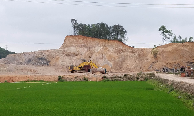 Núi Trúc Bạch bị xẻ thịt.