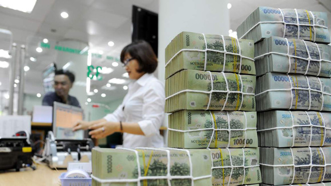 Lãi suất huy động vốn ở một số ngân hàng đang tăng. Ảnh: Hồng Vĩnh.