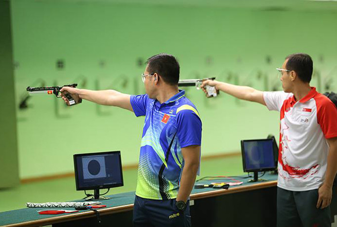 Hoàng Xuân Vinh trong bài bắn chung kết 10m súng ngắn bắn chậm. Ảnh: Q.Thắng.