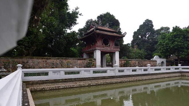 Văn Miếu-Quốc Tử Giám mới quét vôi, tu bổ nhỏ. Ảnh: N.Châu.