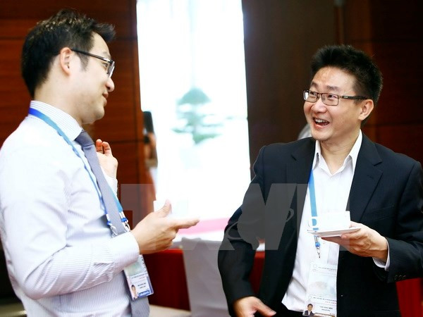 Các đại biểu đại diện các nền kinh tế APEC trao đổi bên lề hội thảo. (Ảnh: An Đăng/TTXVN)