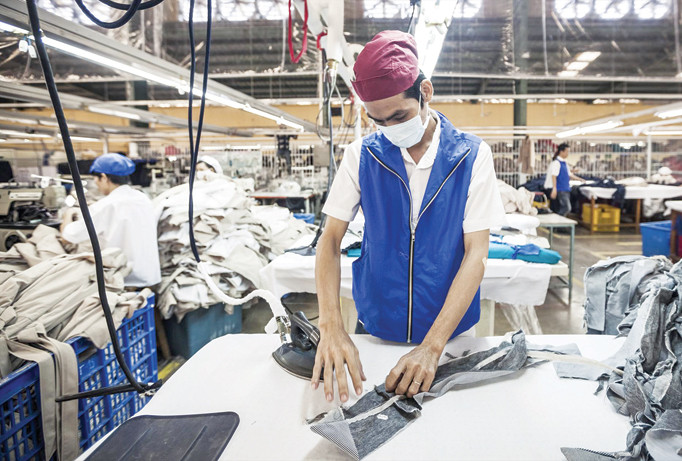 Lao động và doanh nghiệp sẽ phải đóng mức BHXH cao từ năm 2018. Ảnh: Phạm Thanh.